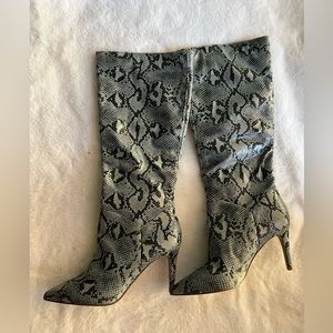 New Steve Madden Kinga Blue Snake Print Boot size 61/2 new with out box